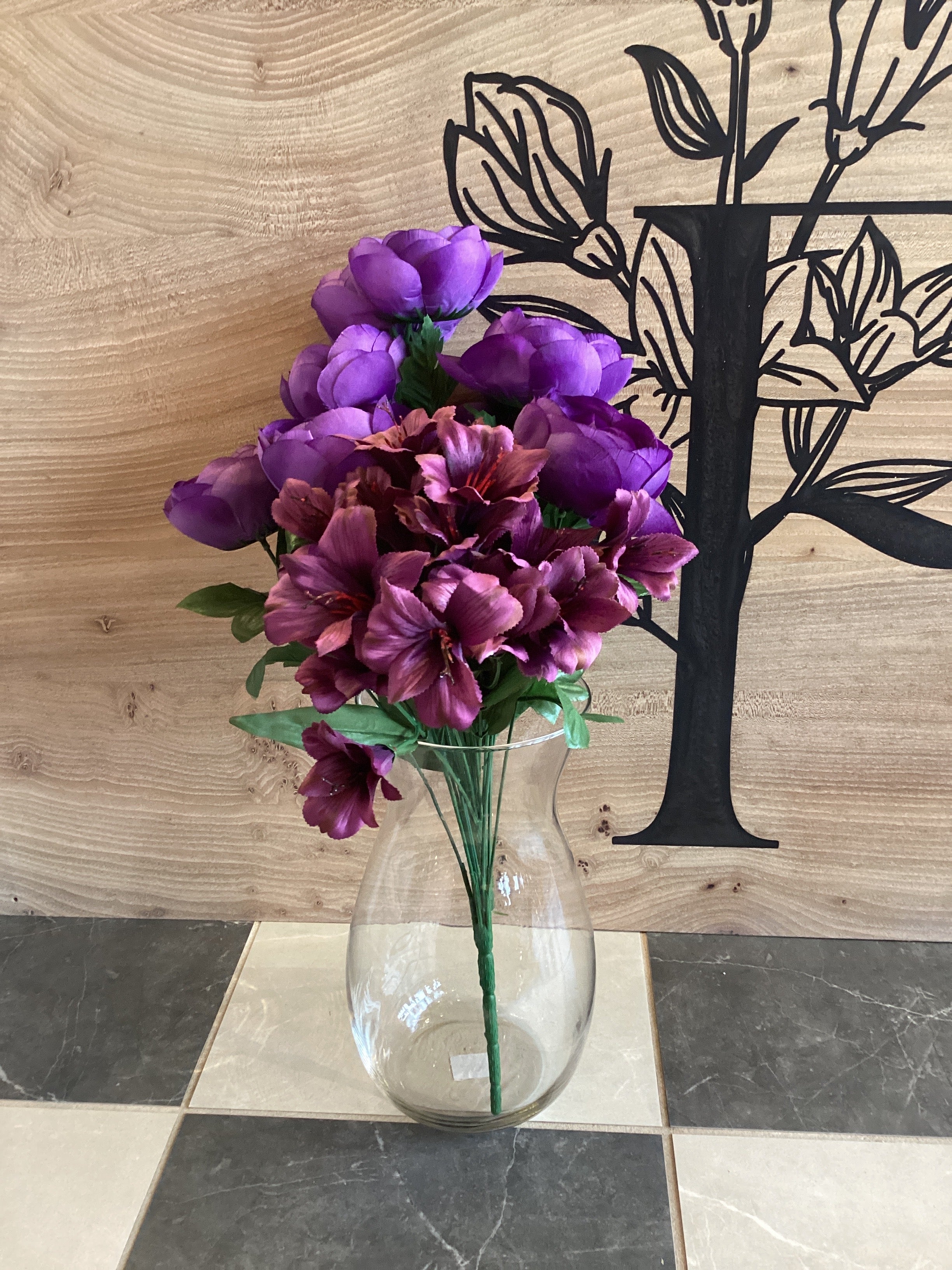 Clear vase for flowers 10 5/8"