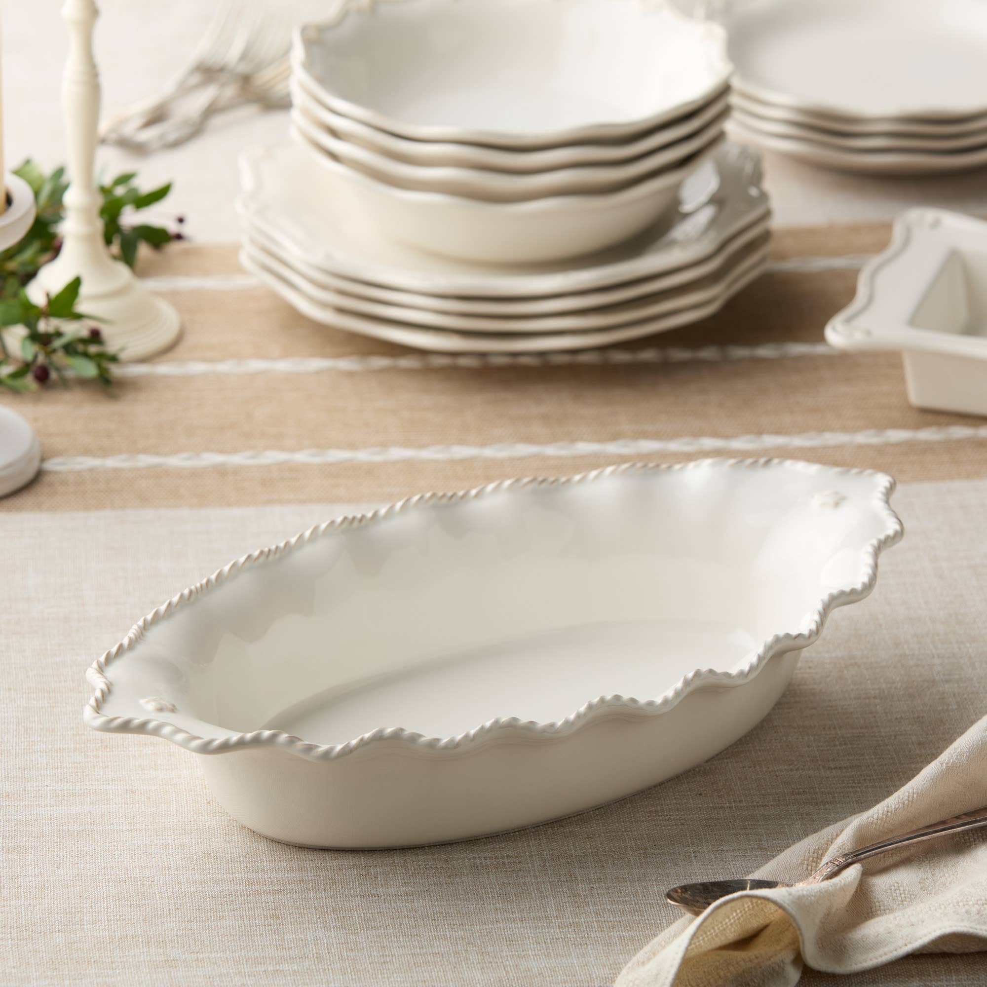 Heritage Oval Baker 16" – Timeless Baked Elegance