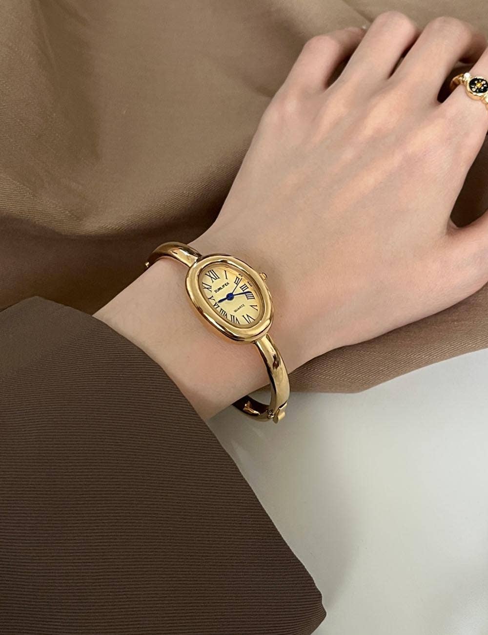 Trendy Oval Dail Gold Quartz Wrist Watch