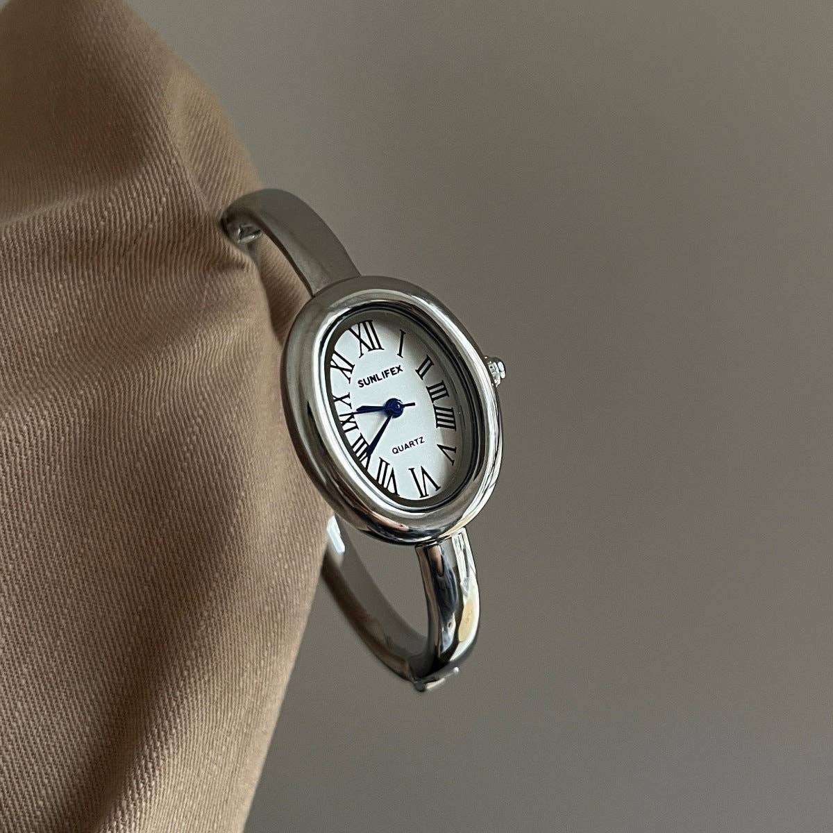 Trendy Oval Dail Gold Quartz Wrist Watch