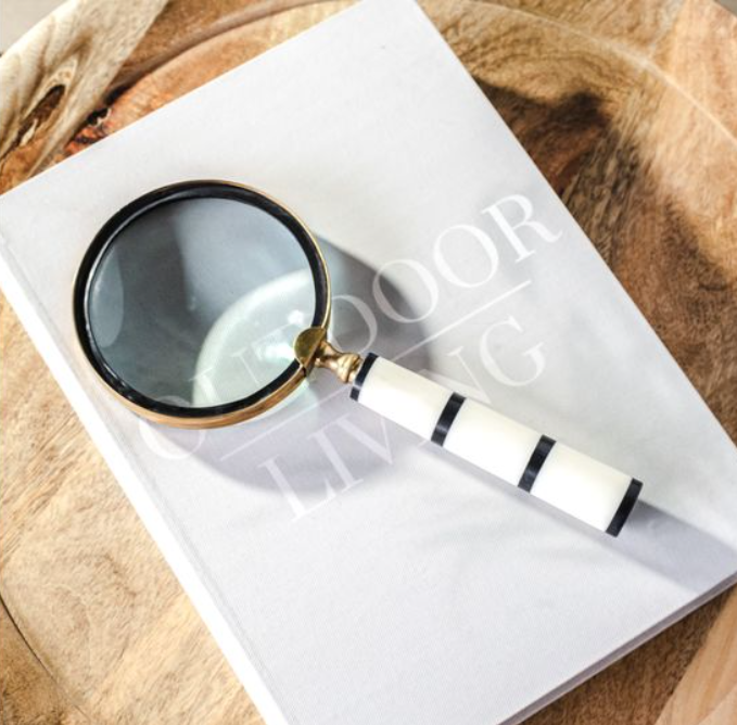9" RESIN HANDLE MAGNIFYING GLASS.